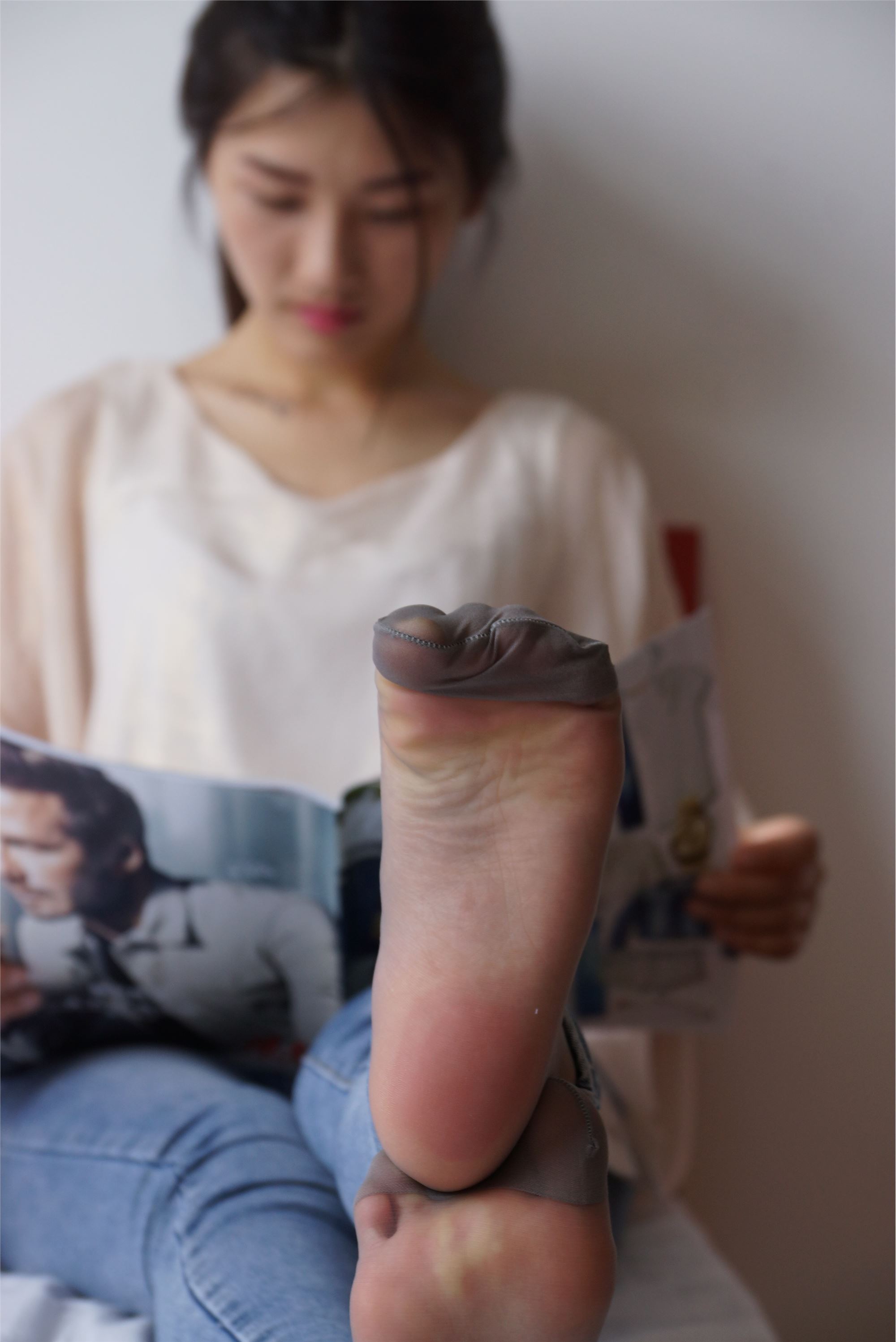 自由摄影 No.005 惬意的周末经典短灰丝陪你看看书